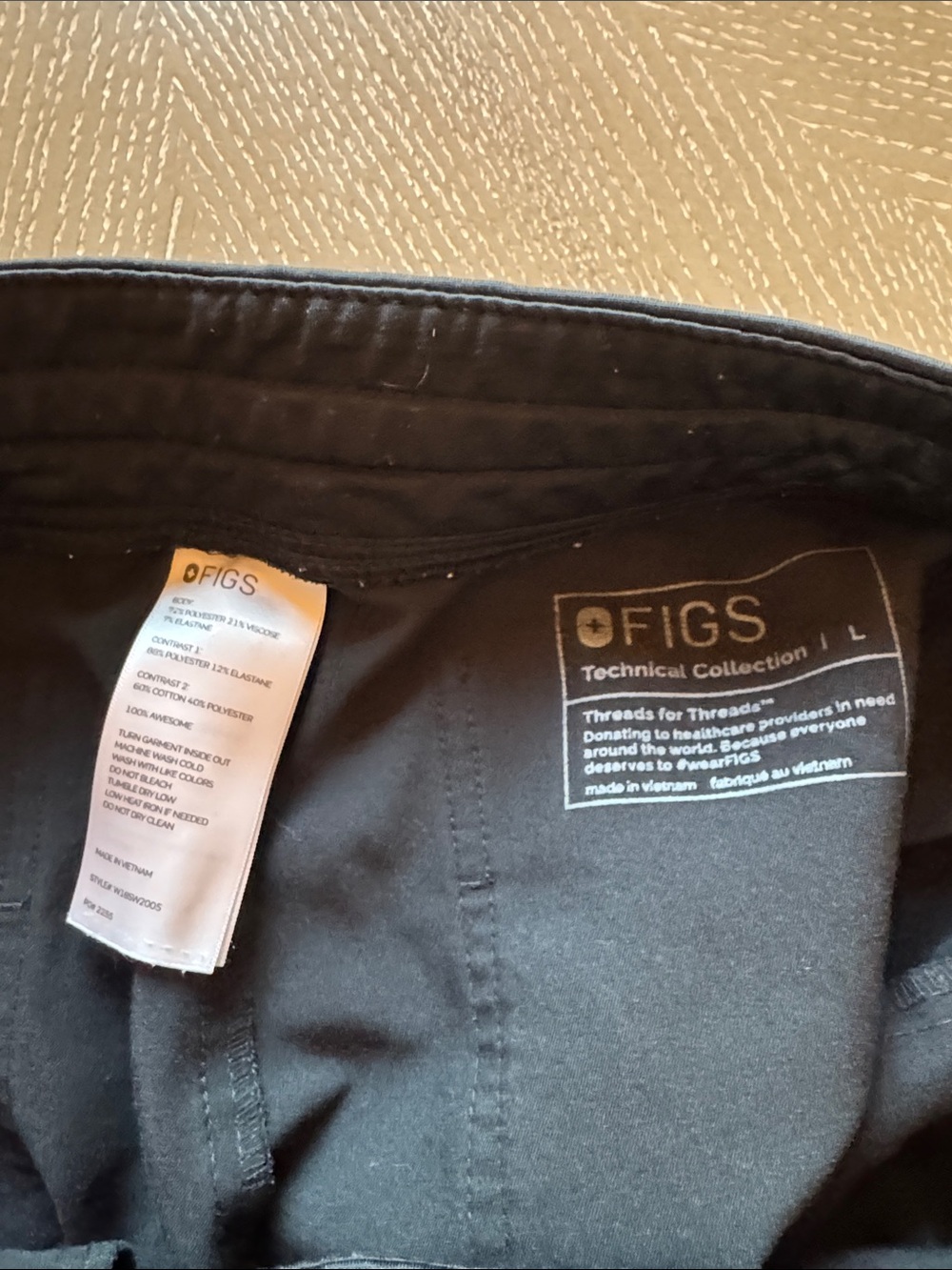Figs women’s Black Jogger and loose top scrub set - Picture 9 of 14